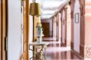 Interior megah sebuah hotel legendaris yang mempertahankan arsitektur klasik serta nilai sejarah bernilai tinggi bagi para pelancong mancanegara.