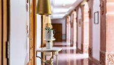 Interior megah sebuah hotel legendaris yang mempertahankan arsitektur klasik serta nilai sejarah bernilai tinggi bagi para pelancong mancanegara.