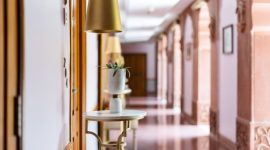Interior megah sebuah hotel legendaris yang mempertahankan arsitektur klasik serta nilai sejarah bernilai tinggi bagi para pelancong mancanegara.