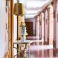 Interior megah sebuah hotel legendaris yang mempertahankan arsitektur klasik serta nilai sejarah bernilai tinggi bagi para pelancong mancanegara.