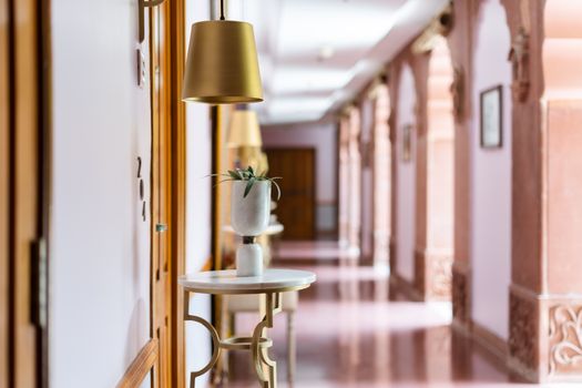 Interior megah sebuah hotel legendaris yang mempertahankan arsitektur klasik serta nilai sejarah bernilai tinggi bagi para pelancong mancanegara.