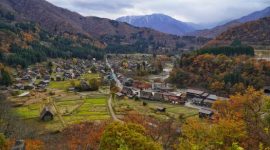 Suasana tenang di sebuah desa tradisional Asia Timur saat musim gugur, tempat favorit bagi para pelancong yang menerapkan konsep wisata lambat untuk menikmati keindahan alam dan keautentikan budaya setempat.