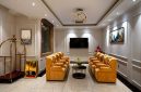 Interior lobi hotel modern yang memadukan kehangatan desain klasik dan kemewahan fasilitas masa kini untuk menyambut para pelancong dari berbagai penjuru dunia.