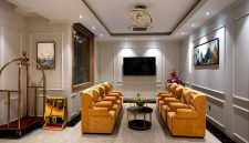 Interior lobi hotel modern yang memadukan kehangatan desain klasik dan kemewahan fasilitas masa kini untuk menyambut para pelancong dari berbagai penjuru dunia.