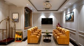 Interior lobi hotel modern yang memadukan kehangatan desain klasik dan kemewahan fasilitas masa kini untuk menyambut para pelancong dari berbagai penjuru dunia.
