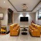 Interior lobi hotel modern yang memadukan kehangatan desain klasik dan kemewahan fasilitas masa kini untuk menyambut para pelancong dari berbagai penjuru dunia.