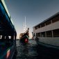 Sebuah kapal phinisi tradisional melintasi perairan jernih di sekitar gugusan pulau Labuan Bajo, Nusa Tenggara Timur. Wisata berlayar menjadi salah satu daya tarik utama pelancong domestik untuk menikmati keindahan lanskap alam Indonesia dari atas laut.
